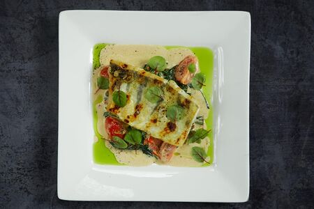 Судак со шпинатом и сливочным соусом