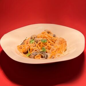 Паста с томатами, курицей и грибами