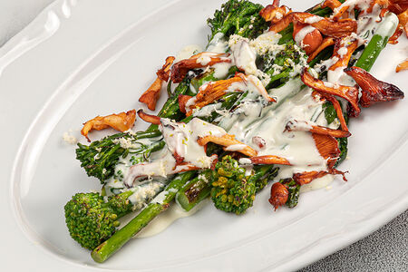 Брокколини с лисичками, соусом из горгонзолы и свежим хреном