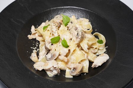 Паста с курицей и грибами