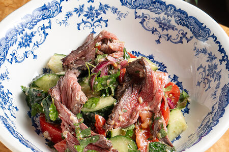 Салат из свежих овощей с говядиной и маринованным луком