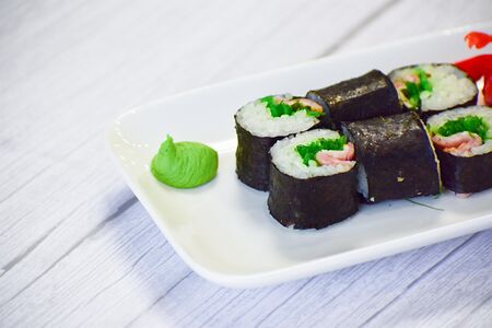 Мини-ролл с чукой и беконом