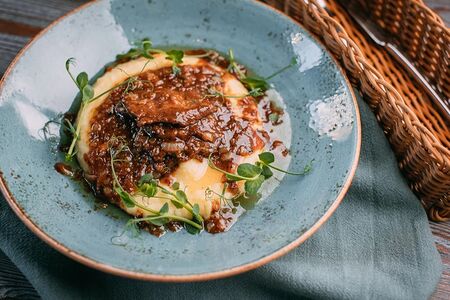 Телятина в мясном соусе с картофельным пюре
