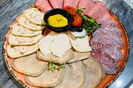 Ассорти мясных деликатесов 