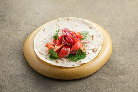 Салат из томатов с луком и кинзой на армянском лаваше