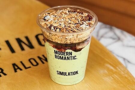 Йогурт с матчей и малиной 