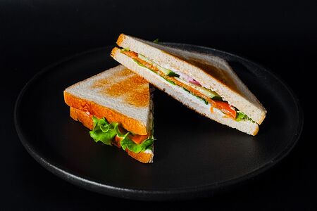 Средиземноморский тост с форелью и крем-сыром