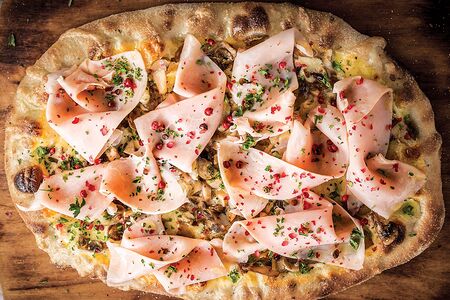 Пицца с итальянской ветчиной и солеными грибами