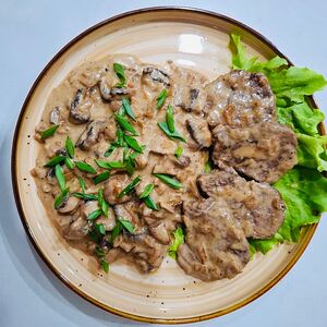 Медальоны в сливочно-грибном соусе