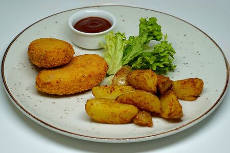 Котлеты из индейки с печёным картофелем и соусом барбекю