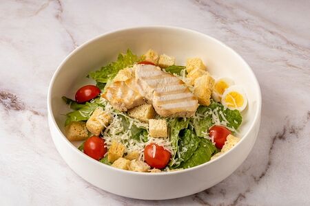 Салат Цезарь с курицей