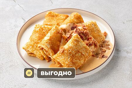 Большая порция блинчиков с сыром и ветчиной