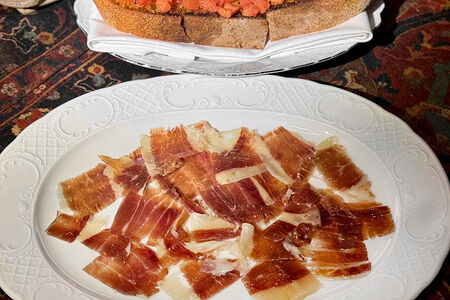 Хамон с помидорным хлебом и дыней