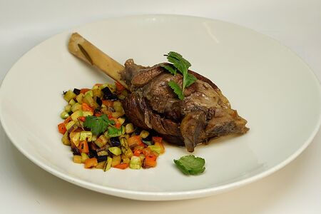 Баранья рулька томлёная с овощами