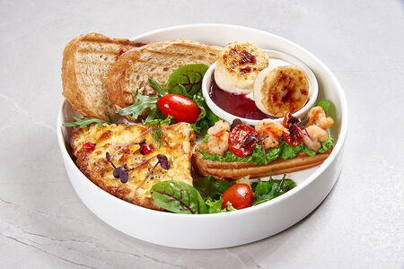 Завтрак с омлетом и сырниками