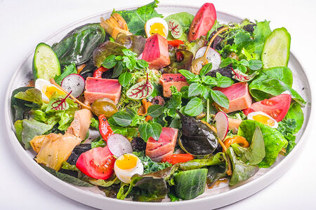 Салат Ницарда с обжаренным тунцом