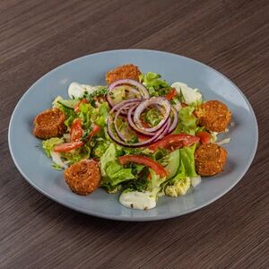 Салат с фалафелем 