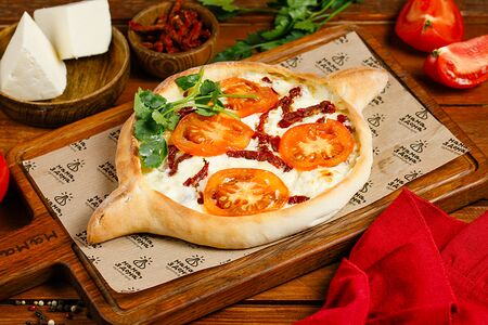 Хачапури по-аджарски с помидором