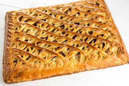 С яблоками и корицей (целый пирог)