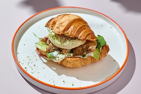 Круассан с курицей, печеным перцем и яйцом