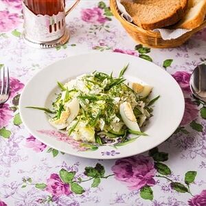 Зеленый салат с яйцом