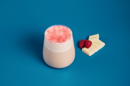 Раф с малиной и белым шоколадом