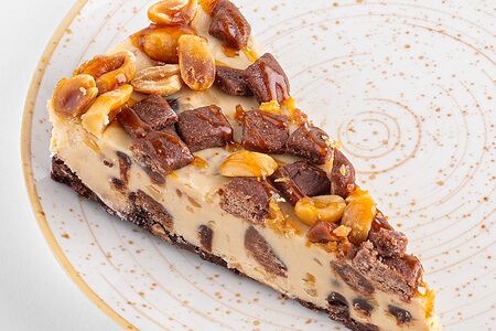 Чизкейк карамельный с арахисом