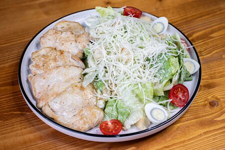 Салат Цезарь с курицей