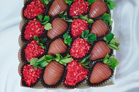 Набор клубника в шоколаде классик 16