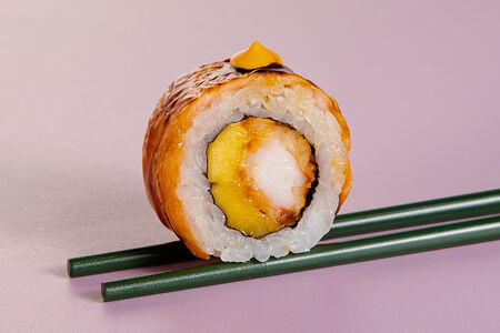 Опалённый лосось с креветкой и манго