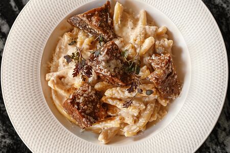 Казаречче с говяжей щекой и вялеными томатами