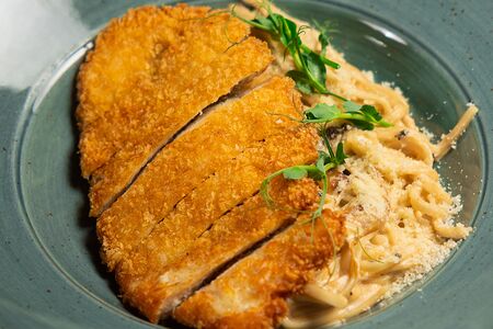 Удон с хрустящей курочкой и вешенками