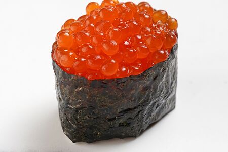 Гункан с лососевой икрой