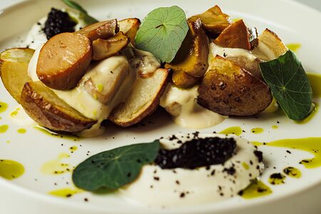 Печеный картофель с тремя видами грибов