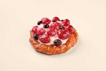 Вензель с малиной и черной смородиной