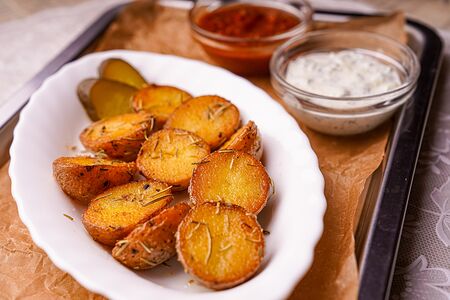 Жареный картофель с чесноком