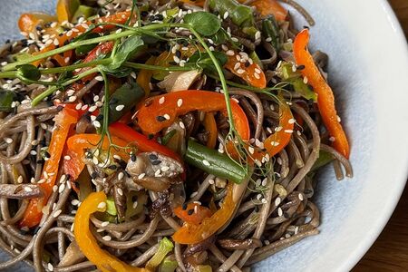 Гречневая лапша с овощами и вешенками