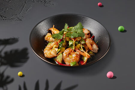 Тайский салат с креветками и манго