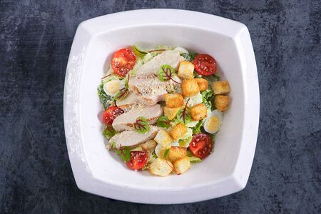 Салат Цезарь с курицей