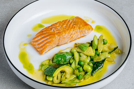 Стейк из лосося с овощным соте