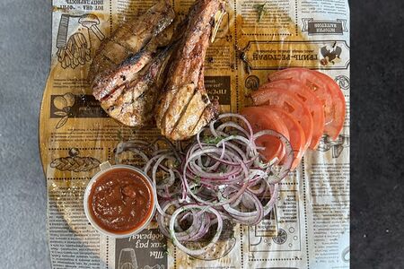 Баранья корейка с луком и лавашом