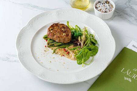 Стейк филе миньон с перечным соусом и миксом салатов 