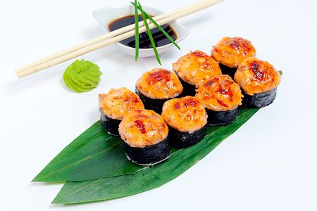 Теплый острый ролл с курицей