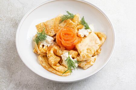 Блинчики со слабосоленым лососем