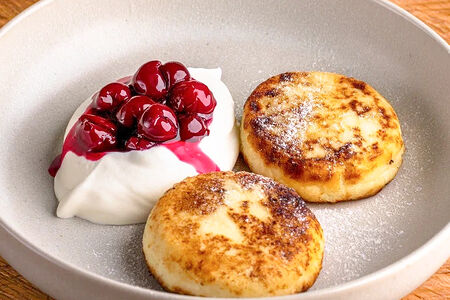 Сырники с вишневым соусом и сметаной