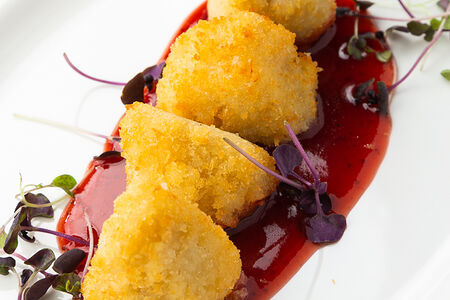 Жареный сулугуни с соусом малина чили