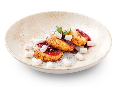 Сырники с малиновым вареньем и маковым соусом