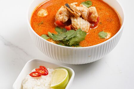 Том ям с морепродуктами