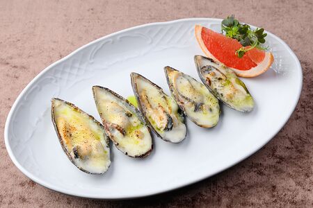 Мидии, запеченные в соусе блю чиз