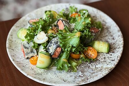 Салат с роллами из красной рыбы